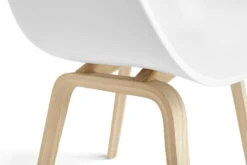 HAY About A Chair AAC22, Lacquered Oak - White -Finnishdesignshop 255792 AAC 22 white shell wb lacquer oak detail 01