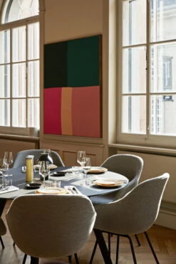 HAY CPH25 Table Round, 140 Cm, Black Oak -Finnishdesignshop AAC 127 DOT 1682 02 Bianco Nero black base CPH 25 black lino black frame Salt and Pepper