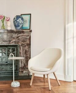 HAY Bowler Side Table, Cream White -Finnishdesignshop AAL 82 Lounge matt lacquered oak Olavi by HAY 01 Bowler cream white Colour Vase