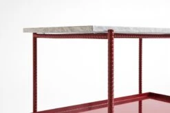 HAY Rebar Side Table, 75 X 44 Cm, Barn Red - Grey Marble -Finnishdesignshop AD130 A391 AK87 Rebar Side Table L75xW44xH55 grey marble tabletop barn red powder coated steel tray and frame detail 03role