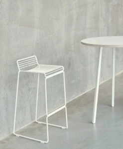 HAY Loop Stand Round Table 90 Cm, High, White 5 HAY Loop Stand Round Table 90 Cm, High, White -Finnishdesignshop Hee Bar Stool high white Loop Stand Table Round high white