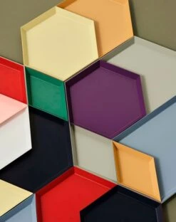 HAY Kaleido Tray M, Dusty Blue -Finnishdesignshop Kaleido XS pine green red butterscotch Kaleido S purple dusty yellow Kaleido M dusty blue red Kaleido XL grey 14