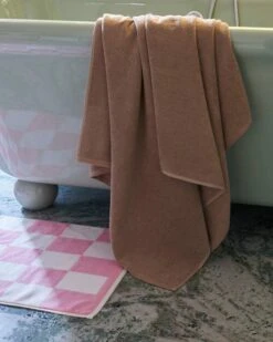 HAY Mono Bath Towel, Cappuccino -Finnishdesignshop Mono Bath Sheet cappuccino Check Bath Mat pink 1