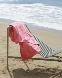 HAY Mono Bath Towel, Pink -Finnishdesignshop Mono Bath Towel pink Palissade Chaise Longue sky grey