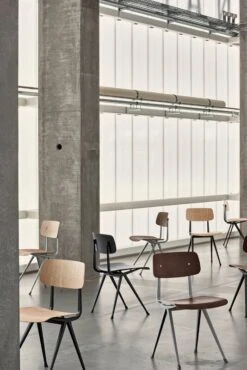 HAY Result Chair, Black - Smoked Oak -Finnishdesignshop Result Chair Seat smoked and wb lacquer oak Frame black and beige 02