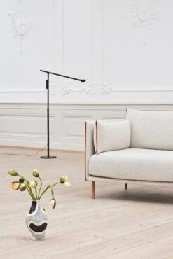 HAY Fifty-Fifty Floor Lamp, Black -Finnishdesignshop Silhouette Sofa 2 seater Uph Coda 100 Fifty Fifty Floor Lamp soft black Jessica Hans Vase Glossy Cow 1