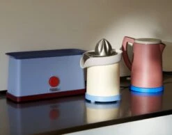 HAY Sowden Kettle, Brown -Finnishdesignshop Sowden Toaster blue Sowden Juicer yellow Sowden Kettle brown