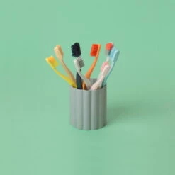 HAY Tann Toothbrush, Pale Apricot -Finnishdesignshop Tann Iris Pen holder grey 01