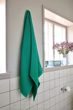 HAY Waffle Bath Towel, Emerald Green -Finnishdesignshop Waffle Bath Towel aqua Arcs Vase mirror HAY Colour Crate dusty blue