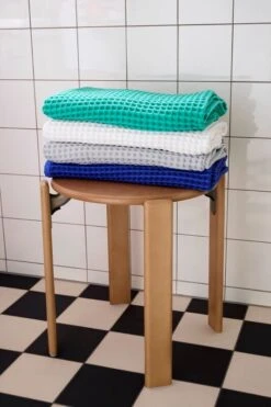 HAY Waffle Bath Towel, Emerald Green -Finnishdesignshop Waffle Bath Towel family Rey Stool golden wb lacquered beech 1